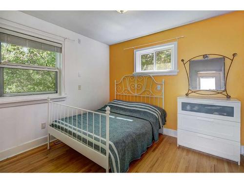 355 34 Avenue Ne, Calgary, AB - Indoor Photo Showing Bedroom