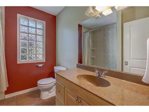 355 34 Avenue Ne, Calgary, AB - Indoor Photo Showing Bathroom