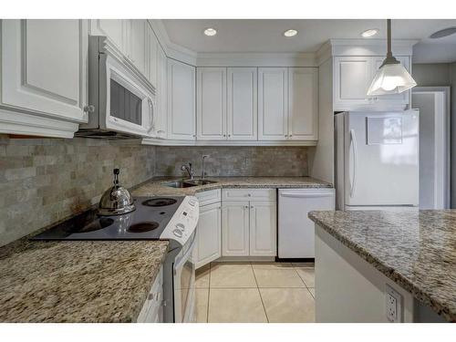 355 34 Avenue Ne, Calgary, AB - Indoor Photo Showing Kitchen With Double Sink