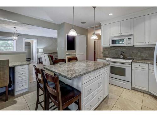 355 34 Avenue Ne, Calgary, AB - Indoor Photo Showing Kitchen