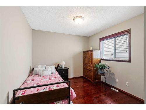 361 Elgin Way Se, Calgary, AB - Indoor Photo Showing Bedroom