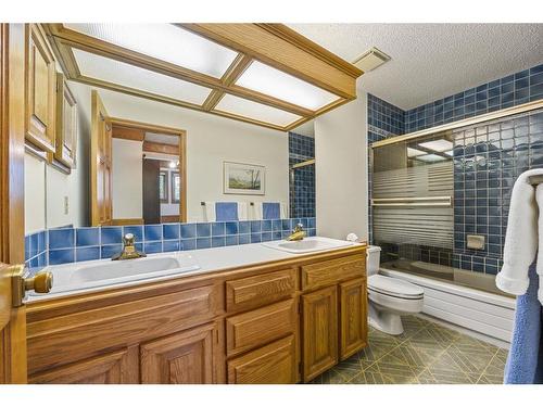 672 Coach Grove Road Sw, Calgary, AB - Indoor Photo Showing Bathroom