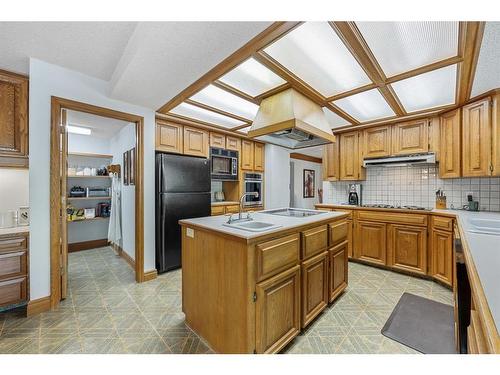 672 Coach Grove Road Sw, Calgary, AB - Indoor Photo Showing Kitchen