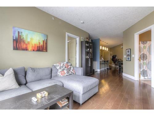 410-1899 45 Street Nw, Calgary, AB - Indoor Photo Showing Living Room