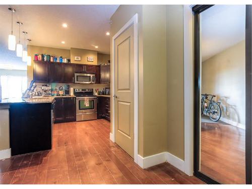 410-1899 45 Street Nw, Calgary, AB - Indoor Photo Showing Kitchen