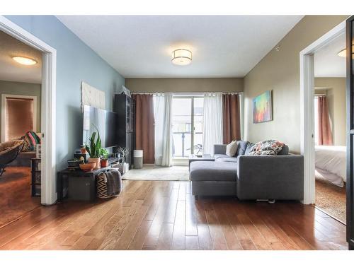 410-1899 45 Street Nw, Calgary, AB - Indoor Photo Showing Living Room