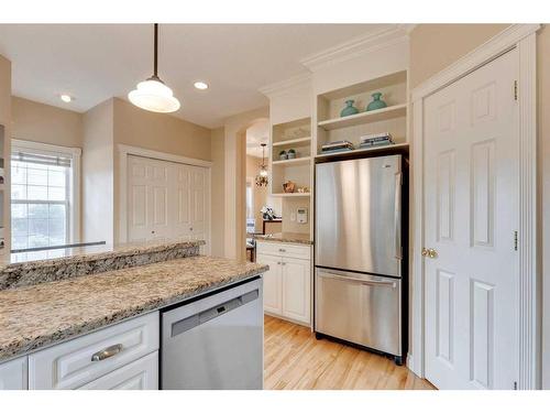 402 Garrison Square Sw, Calgary, AB - Indoor Photo Showing Kitchen