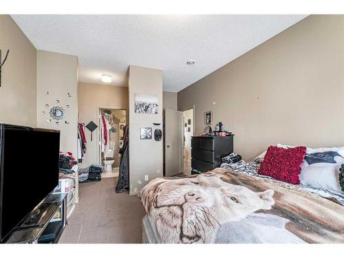 147-300 Evanscreek Court Nw, Calgary, AB - Indoor Photo Showing Bedroom