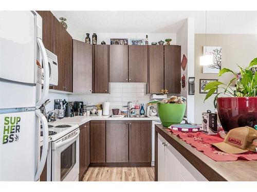 147-300 Evanscreek Court Nw, Calgary, AB - Indoor Photo Showing Kitchen