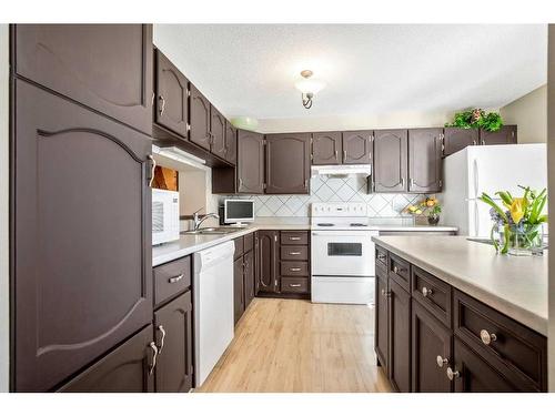 907-3240 66 Avenue Sw, Calgary, AB - Indoor Photo Showing Kitchen