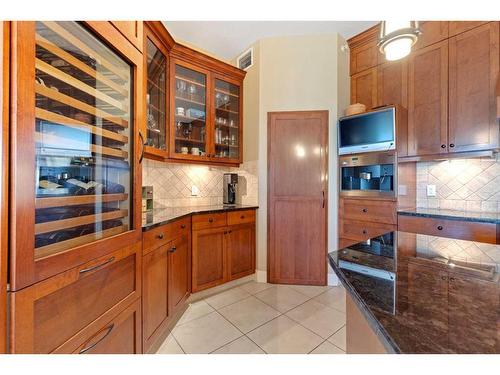 404-8 Hemlock Crescent Sw, Calgary, AB - Indoor Photo Showing Kitchen