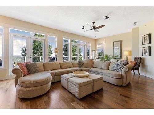 404-8 Hemlock Crescent Sw, Calgary, AB - Indoor Photo Showing Living Room