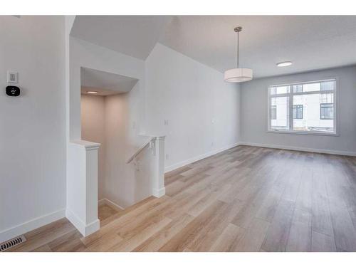 8528 19 Avenue Se, Calgary, AB - Indoor Photo Showing Other Room