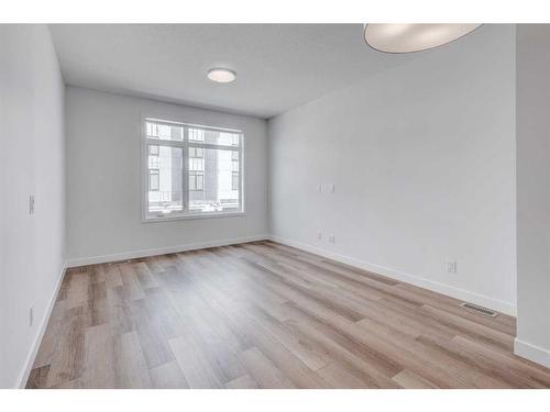 8528 19 Avenue Se, Calgary, AB - Indoor Photo Showing Other Room