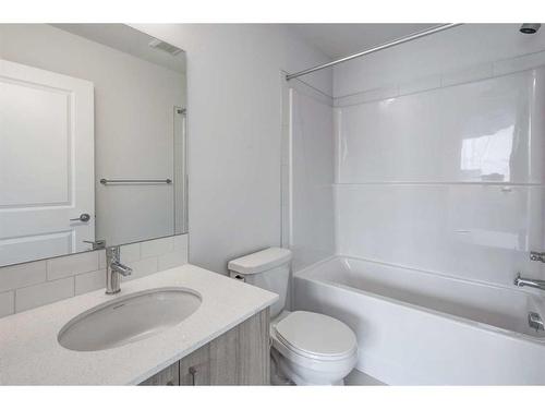 8528 19 Avenue Se, Calgary, AB - Indoor Photo Showing Bathroom