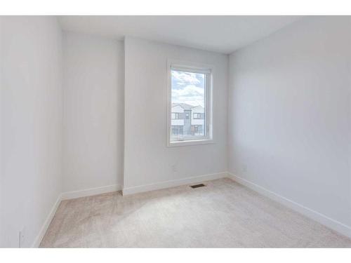 8528 19 Avenue Se, Calgary, AB - Indoor Photo Showing Other Room
