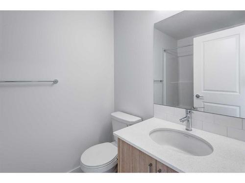 8528 19 Avenue Se, Calgary, AB - Indoor Photo Showing Bathroom