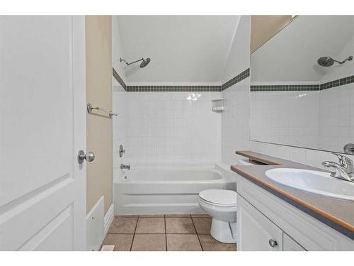 2138 1 Avenue Nw, Calgary, AB - Indoor Photo Showing Bathroom