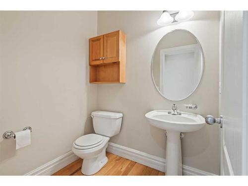 2138 1 Avenue Nw, Calgary, AB - Indoor Photo Showing Bathroom