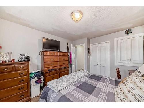 7125 37 Avenue Nw, Calgary, AB - Indoor Photo Showing Bedroom