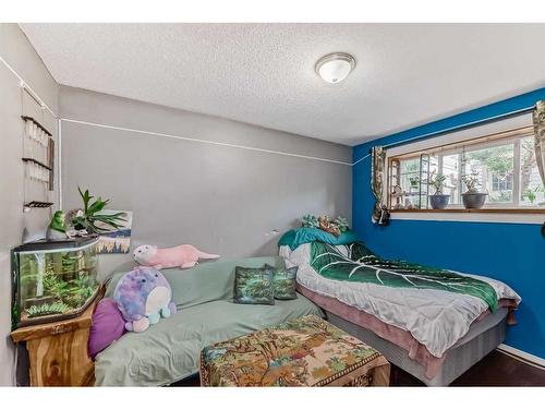 7125 37 Avenue Nw, Calgary, AB - Indoor Photo Showing Other Room