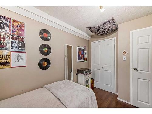 7125 37 Avenue Nw, Calgary, AB - Indoor Photo Showing Bedroom