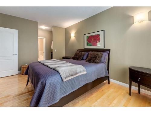 72 Royal Manor Nw, Calgary, AB - Indoor Photo Showing Bedroom