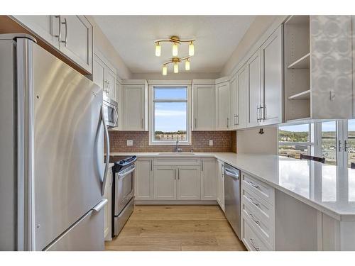 802-16 Varsity Estates Circle Nw, Calgary, AB - Indoor Photo Showing Kitchen With Double Sink With Upgraded Kitchen