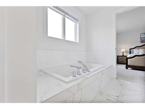 25 Carringham Heights Nw, Calgary, AB - Indoor Photo Showing Bathroom