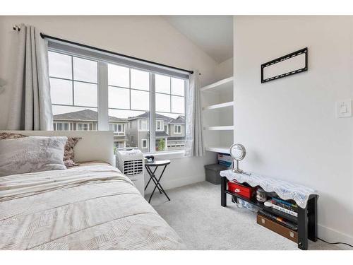 25 Carringham Heights Nw, Calgary, AB - Indoor Photo Showing Bathroom