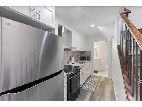 25 Carringham Heights Nw, Calgary, AB - Indoor Photo Showing Living Room