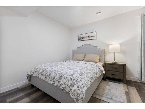 25 Carringham Heights Nw, Calgary, AB - Indoor Photo Showing Bathroom