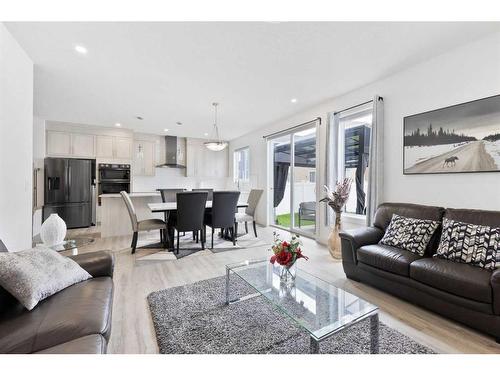 25 Carringham Heights Nw, Calgary, AB - Indoor Photo Showing Living Room