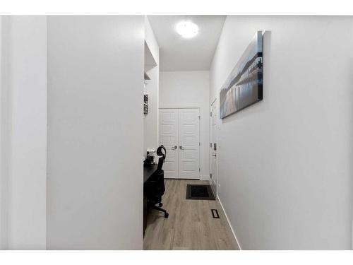 25 Carringham Heights Nw, Calgary, AB - Indoor Photo Showing Living Room