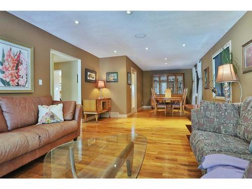 232 Varsity Crescent Nw, Calgary, AB - Indoor Photo Showing Living Room