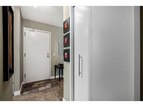 220-525 56 Avenue Sw, Calgary, AB - Indoor Photo Showing Other Room