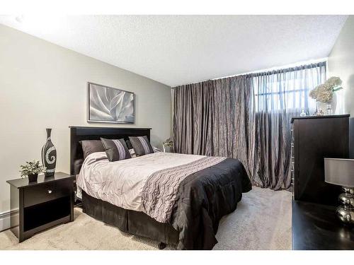 220-525 56 Avenue Sw, Calgary, AB - Indoor Photo Showing Bedroom