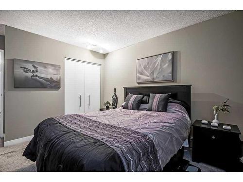220-525 56 Avenue Sw, Calgary, AB - Indoor Photo Showing Bedroom