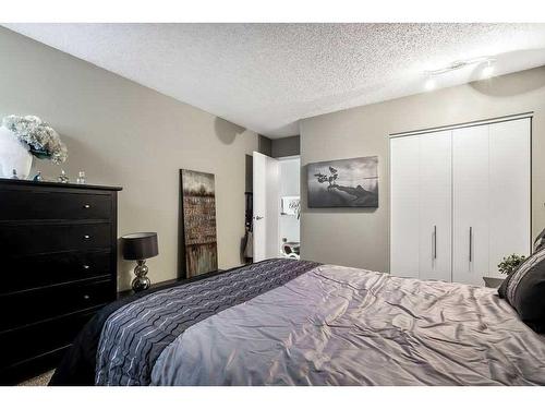 220-525 56 Avenue Sw, Calgary, AB - Indoor Photo Showing Bedroom