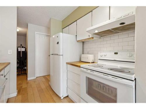 103-630 57 Avenue Sw, Calgary, AB - Indoor Photo Showing Kitchen