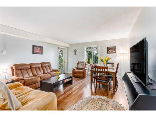 308-4000 Citadel Meadow Point Nw, Calgary, AB - Indoor Photo Showing Living Room