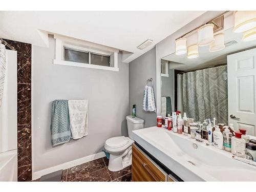 2119 24 Avenue Ne, Calgary, AB - Indoor Photo Showing Bathroom