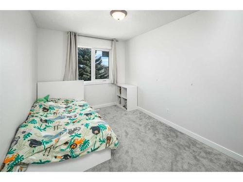 69 Hampstead Terrace Nw, Calgary, AB - Indoor Photo Showing Bedroom