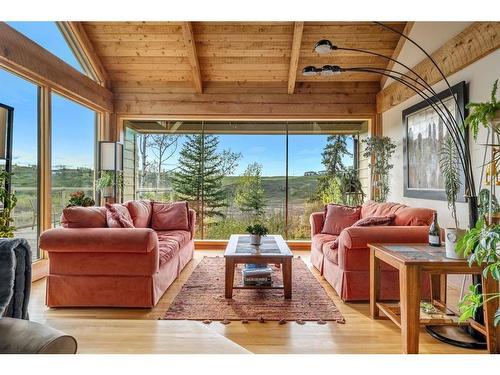 156 Toki Road, Rural Rocky View County, AB - Indoor Photo Showing Living Room