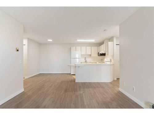 31-1131 Edenwold Heights Nw, Calgary, AB - Indoor Photo Showing Kitchen