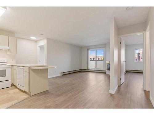 31-1131 Edenwold Heights Nw, Calgary, AB - Indoor Photo Showing Kitchen