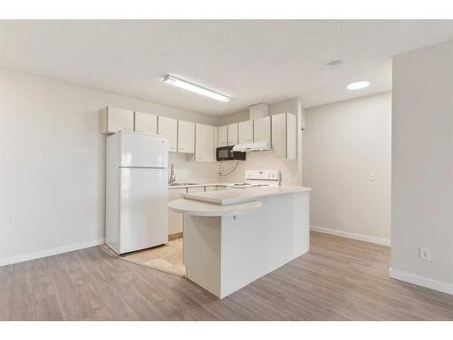 31-1131 Edenwold Heights Nw, Calgary, AB - Indoor Photo Showing Kitchen