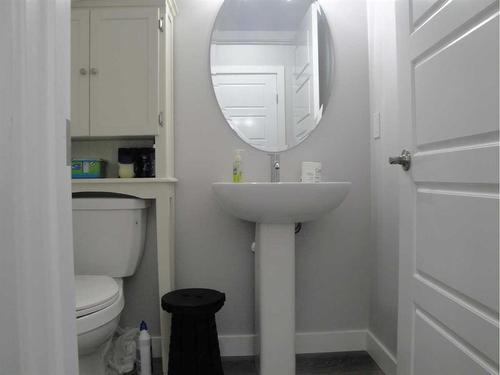 844 Lawthorn Way Se, Airdrie, AB - Indoor Photo Showing Bathroom