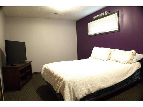 46 Erin Ridge Court Se, Calgary, AB - Indoor Photo Showing Bedroom