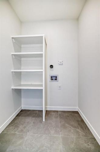 1953 13 Street Nw, Calgary, AB - Indoor Photo Showing Bathroom